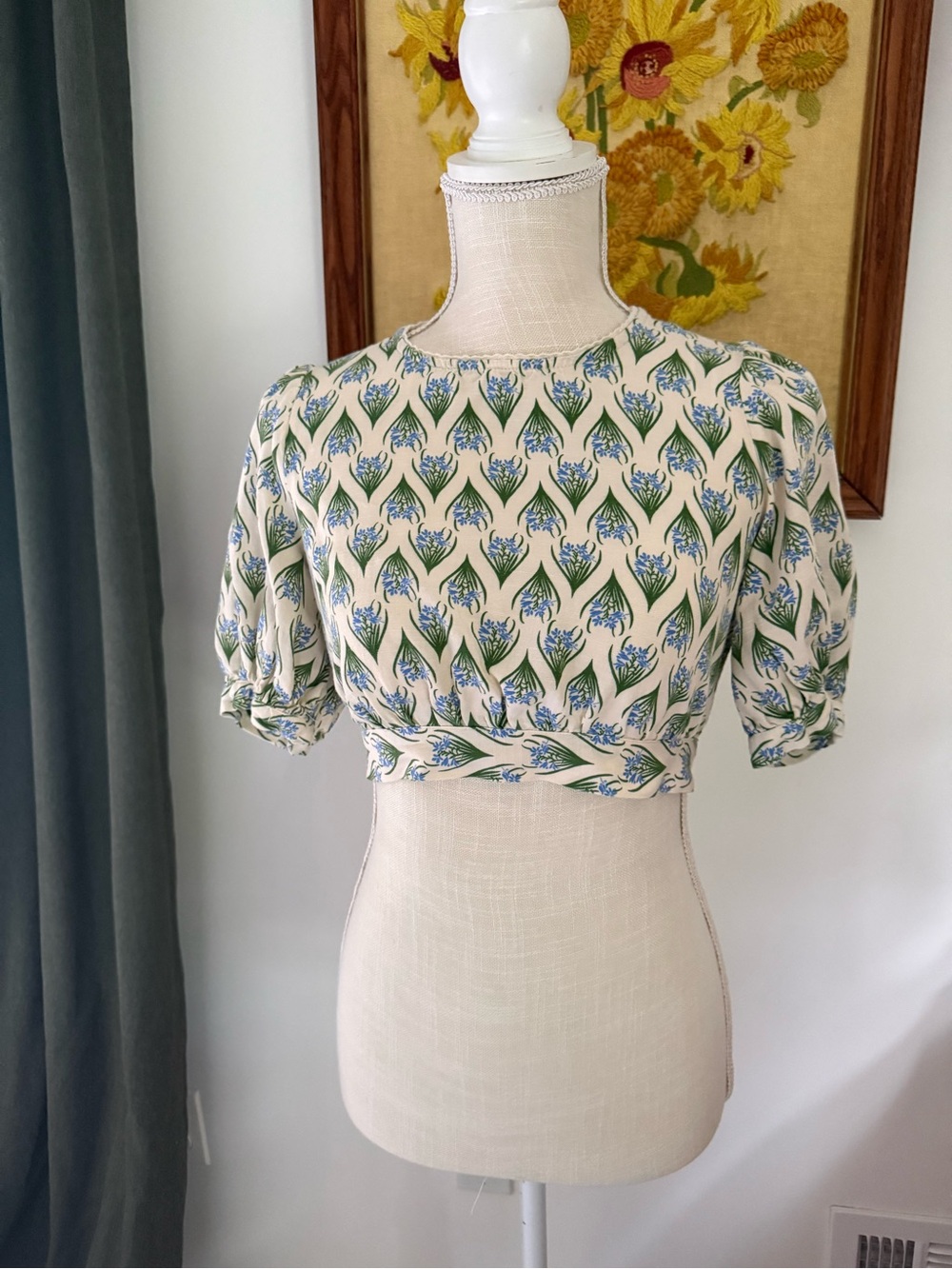 Zara Floral Print Puff Sleeve Crop Top in Cream and Blue size small